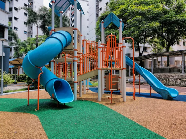 Parco Giochi Colorato Bambini Nel Blocco Abitativo Pubblico — Foto Stock