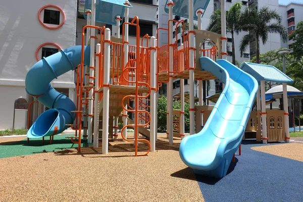 公共住宅のブロックで子供のためのカラフルな遊び場 — ストック写真