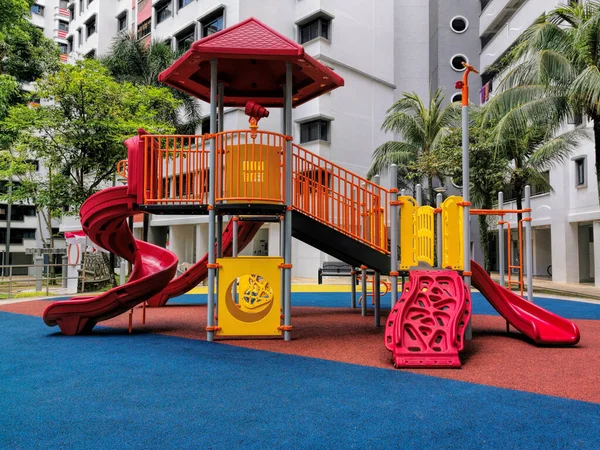 Kolorowy Plac Zabaw Dla Dzieci Budownictwie Mieszkaniowym Bloku — Zdjęcie stockowe