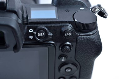 SINGAPORE - 21 Şubat 2022. Nikon Z 7II aynasız dijital kamera gövdesini beyaz arkaplanda izole edilmiş yeni Mount Adapter FTZ II ile kapat.