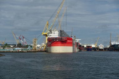 ŞARKI - 3 Ekim 2020: Sembawang Tersanesi Dayview. Sembawang 'da, Singapur' un kuzeyindeki Sembawang MRT (NS11) yakınlarında yer almaktadır. Sembawang Tersanesi, Sembcorp Denizcilik Şirketi 'ne ait bir tersanedir.. 