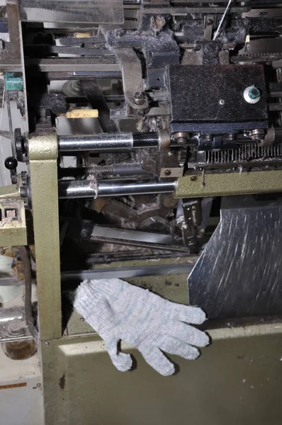 Automatic Machine Manufacture Woolen Cotton Gloves Selective Focus — Zdjęcie stockowe