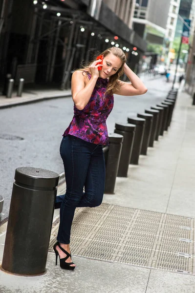 Lila Mintás Felsőben Kék Farmerban Egy Fiatal Csinos Beszél Telefonon — Stock Fotó