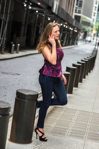 Vestirse Con Patrón Púrpura Superior Pantalones Vaqueros Azules Una Joven — Foto de Stock