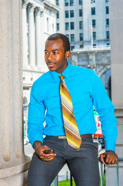 Vestirse Con Una Camisa Azul Claro Pantalones Grises Una Corbata — Foto de Stock