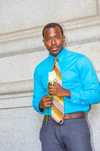 Vestirse Con Una Camisa Azul Claro Corbata Patrón Colores Joven —  Fotos de Stock