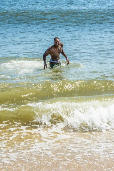 Joven Negro Sexy Bien Construido Medio Desnudo Está Flotando Agua — Foto de Stock