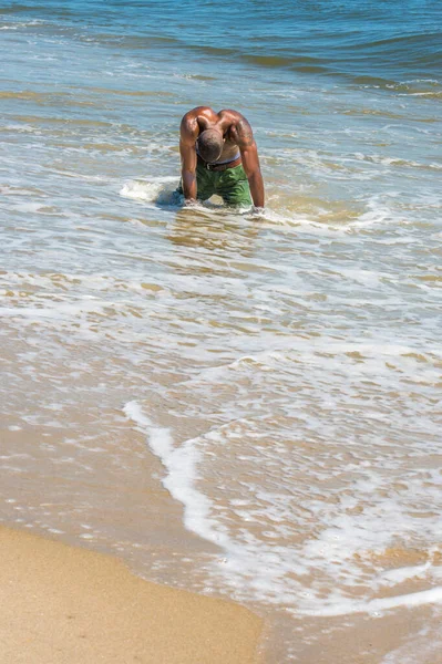 Joven Negro Medio Desnudo Todo Cuerpo Mojado Arrodilla Agua Playa — Foto de Stock
