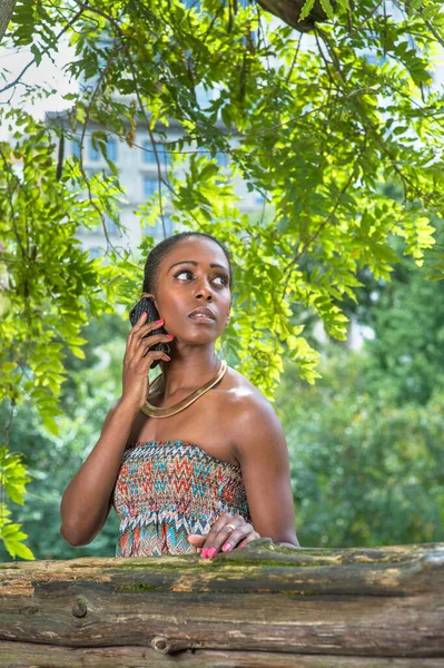 Güzel Siyah Bir Kız Cep Telefonuyla Konuşuyor Küçük Bir Ormanda — Stok fotoğraf