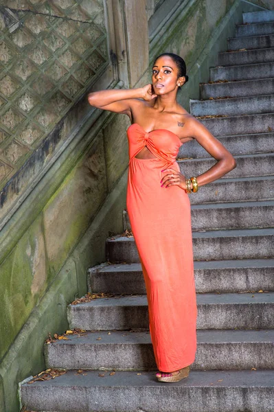 Vestido Estilo Contemporâneo Vestido Longo Strapless Vermelho Uma Jovem Menina — Fotografia de Stock