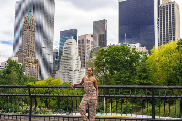 Ein Reisender Steht Einem Schulterfreien Modischen Kleid Zeitgenössischen Stil Und — Stockfoto
