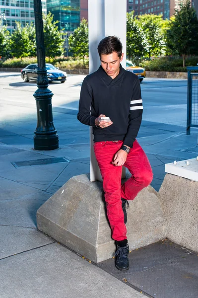 Gekleed Een Zwarte Sjaal Kraag Trui Rode Jeans Een Jonge — Stockfoto