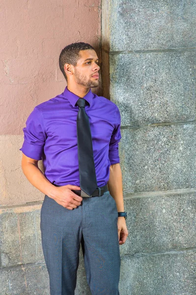 Ubieranie Się Purpurową Koszulę Szare Spodnie Czarny Krawat Młody Biznesmen — Zdjęcie stockowe