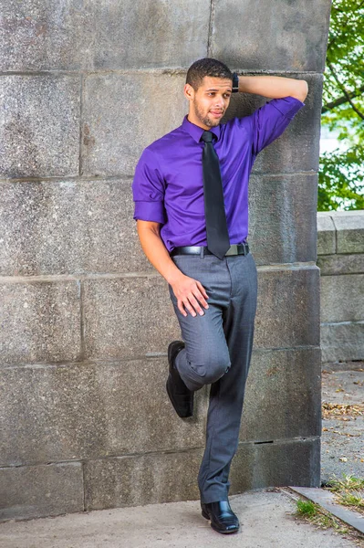 Vestirse Con Una Camisa Púrpura Pantalones Grises Una Corbata Negra — Foto de Stock