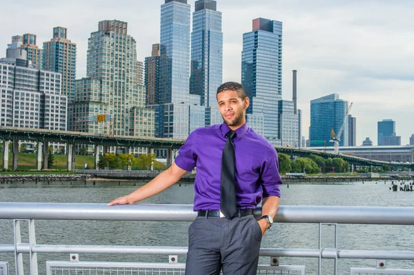 Ubieranie Się Purpurową Koszulę Szare Spodnie Czarny Krawat Młody Biznesmen — Zdjęcie stockowe