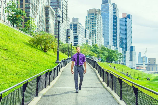 Weg Naar Succes Een Jonge Knappe Man Loopt Vol Vertrouwen — Stockfoto