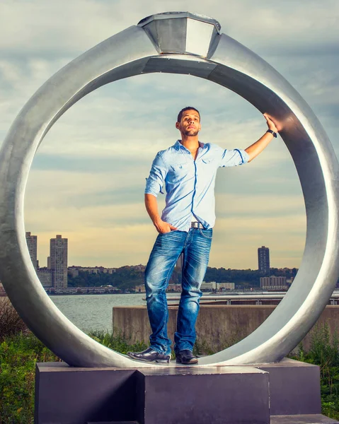 Man Die Mist Met Een Lichtblauw Shirt Blauwe Jeans Leren — Stockfoto