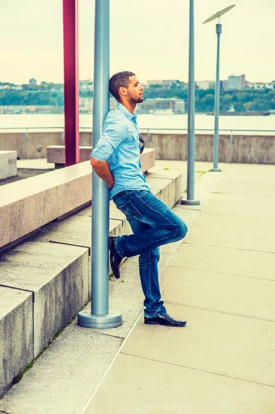 Man Denkt Buiten Het Dragen Van Een Lichtblauw Shirt Blauwe — Stockfoto