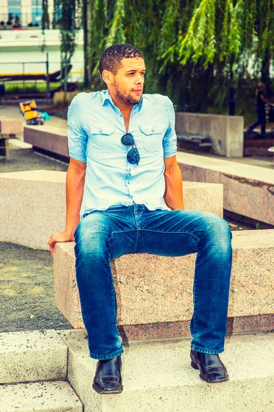 Człowiek Relaksuje Się Zewnątrz Noszący Jasnoniebieską Koszulę Niebieskie Dżinsy Skórzane — Zdjęcie stockowe