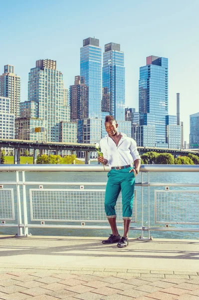 Chybíš Bílé Košili Zelených Kalhotách Kožených Botách Před Budovami Stojí — Stock fotografie
