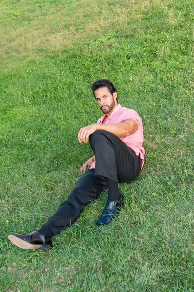 Vestirse Con Una Camisa Manga Corta Color Rojo Claro Pantalones — Foto de Stock