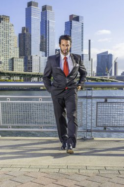 Giyinmek siyah bir takım elbise ve kırmızı kravat, yakışıklı, seksi, orta yaşlı, bıyıklı ve sakallı bir iş adamı...