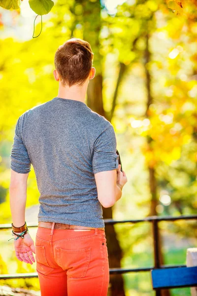 Seksi Adam Seni Bekliyor Gri Uzun Kollu Yuvarlak Gömlekli Kırmızı — Stok fotoğraf