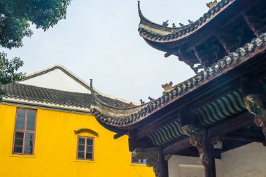 Yinjiang Tapınağı Çin 'in Anhui Eyaleti' ndeki Yangtze Nehri kıyısında yer almaktadır. Yinjiang Tapınağı 1570 yılında Ming Hanedanlığında inşa edildi.