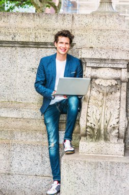Avrupalı üniversite öğrencisi New York 'ta okuyor. Mavi ceketli, kot pantolonlu, spor ayakkabılı kampüsün sessiz köşesinde kalan, dizüstü bilgisayarda çalışan, okuyan, düşünen bir genç. Dışarıda Çalışmak