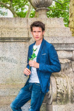 New York 'ta aşkı arayan Avrupalı üniversite öğrencisi. Mavi ceketli, gömlek, kot pantolon içinde, kampüste duvarın karşısında duran genç bir adam, elinde beyaz bir gül, seni bekliyor.