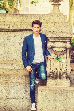 New York 'ta aşkı arayan Avrupalı üniversite öğrencisi. Mavi ceketli, kot pantolonlu, spor ayakkabılı, kampüste duvara yaslanmış, elinde beyaz gülle seni bekleyen genç bir adam..