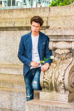 New York 'ta aşkı arayan Avrupalı üniversite öğrencisi. Mavi ceketli, kot pantolonlu, kampüste duvara yaslanmış, elinde beyaz bir gül tutan, seni özleyen genç bir adam..