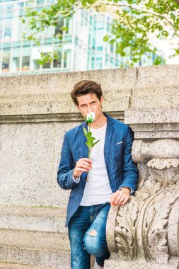 New York 'ta aşkı arayan Avrupalı üniversite öğrencisi. Mavi ceketli, kot pantolonlu, kampüste duvara yaslanmış genç bir adam elinde beyaz bir gül, seni kokluyor ve düşünüyor..