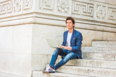 Avrupalı üniversite öğrencisi New York 'ta okuyor. Mavi ceketli, kot pantolonlu, spor ayakkabılı, kampüste merdivenlerde oturan, okuyan, düşünen, dizüstü bilgisayarında çalışan, kendine güvenen bir genç.