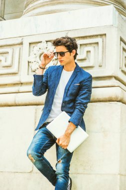 Avrupalı üniversite öğrencisi New York 'ta okuyor. Mavi ceketli, kot pantolonlu, güneş gözlüklü, dizüstü bilgisayarı olan, kampüste köşesinde durup düşünen genç bir adam..