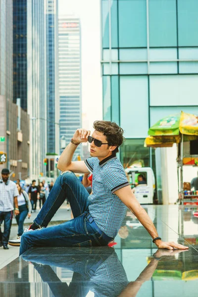 European College Student Traveling New York Wearing Blue Pattered Short — ストック写真