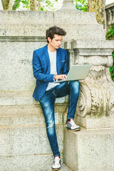 Avrupalı üniversite öğrencisi New York 'ta okuyor. Mavi ceketli, kot pantolonlu, spor ayakkabılı, kampüsün sessiz köşesinde oturan, okuyan, daktilo kullanan, dizüstü bilgisayarda çalışan genç bir adam..