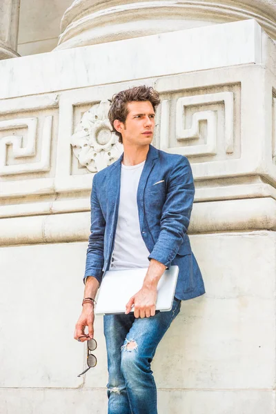 Avrupalı üniversite öğrencisi New York 'ta okuyor. Mavi ceketli, beyaz gömlekli, kot pantolonlu, dizüstü bilgisayarı olan, güneş gözlüklü, kampüste köşesinde dikilen, yüzünü çevirmiş, rahatlatıcı bir genç..