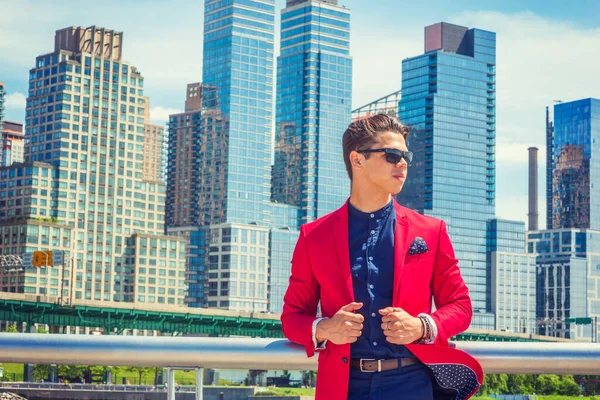 Бизнесмен Путешествует Работает Нью Йорке Одетый Красный Пиджак Рубашка Синих — стоковое фото
