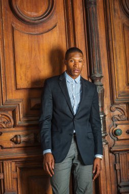 New York 'ta çalışan Afrikalı Amerikalı iş adamı. Siyah ceketli, gömlekli, gri pantolonlu, eski tarz sınıfın yanında duran genç bir öğretmen, kendinden emin bir şekilde ileriye bakıyor. Mezun Öğrenci