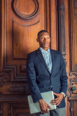 New York 'ta çalışan Afrikalı Amerikalı iş adamı. Siyah ceketli, dizüstü bilgisayarı olan, eski tarz sınıfın yanında duran, ileriye bakan genç bir öğretmen. Mezun Öğrenci