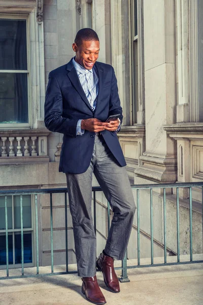 Афроамериканський Бізнесмен Нью Йорку Вдягнувши Чорний Блейзер Сірі Штани Коричневі — стокове фото