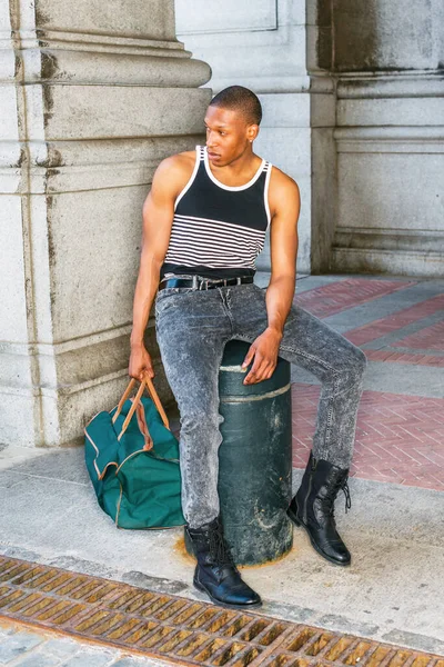 Mužská Neformální Móda Černé Bílé Pruhované Tílko Džíny Kožené Boty — Stock fotografie