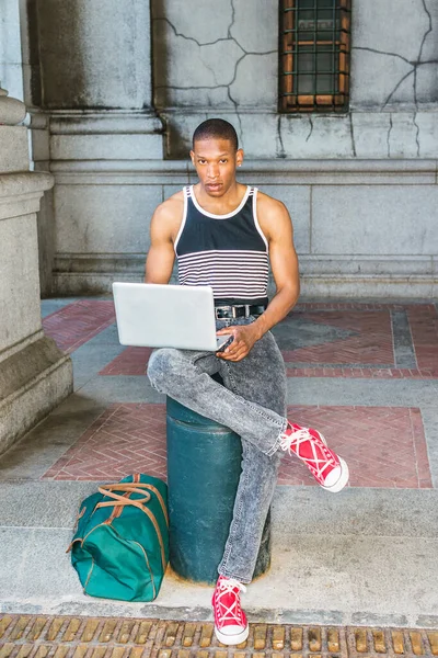 Studente Universitario Che Viaggia Lavora New York Indossando Nero Canotta — Foto Stock