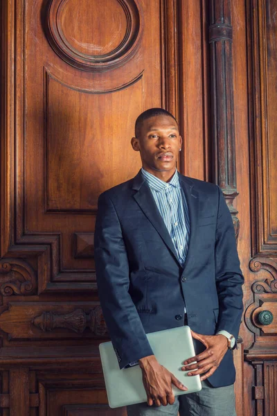 New York 'ta çalışan Afrikalı Amerikalı iş adamı. Siyah ceketli, dizüstü bilgisayarı olan, eski tarz sınıfın yanında duran, ileriye bakan genç bir öğretmen. Mezun Öğrenci