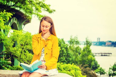 New York 'ta okuyan Amerikalı bir üniversite öğrencisi. Çiçek desenli iç çamaşırı giyen güzel bir kız, sarı kadife ceket, elinde yeşil kitap, Hudson Nehri 'nin kenarında oturuyor, bakıyor, okuyor, düşünüyor.