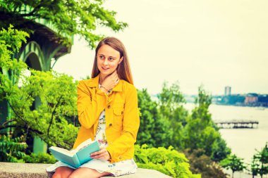 New York 'ta okuyan Amerikalı bir üniversite öğrencisi. Çiçek desenli iç çamaşırı giyen güzel bir kız, sarı kadife ceket, elinde yeşil kitap, Hudson Nehri 'nin kenarında oturuyor, okuyor, düşünüyor..
