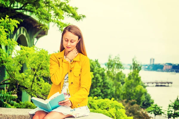 New York 'ta okuyan Amerikalı bir üniversite öğrencisi. Çiçek desenli iç çamaşırı giyen güzel bir kız, sarı kadife ceket, elinde yeşil kitap, Hudson Nehri 'nin kenarında oturuyor, bakıyor, okuyor, düşünüyor.