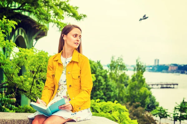 New York 'ta okuyan Amerikalı bir üniversite öğrencisi çiçek desenli iç çamaşırı giyiyor, sarı kadife ceket giyiyor, elinde yeşil bir kitap tutuyor, Hudson Nehri' nin kenarında oturuyor, okuyor, düşünüyor. Arka planda uçan bir kuş