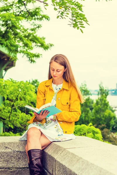 New York 'ta okuyan Amerikalı bir üniversite öğrencisi. Çiçek desenli iç çamaşırı giyen güzel bir kız, sarı kadife ceket, elinde yeşil kitap, kampüsteki ağaçların yanında oturuyor, aşağı bakıyor, okuyor.